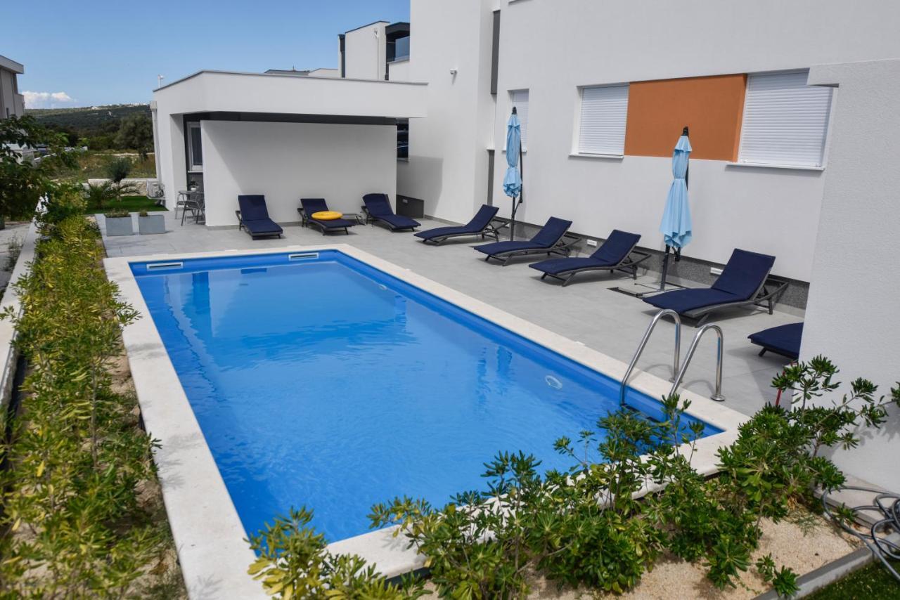 Pool & Mare *