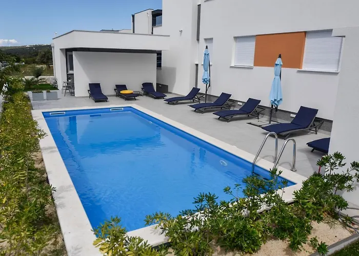 Pool Apartments & Rooms Mare